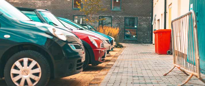 fila de autos estacionados