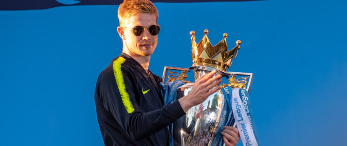 kevin du bruyne holding the premier league trophy