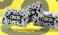 บัตรของขวัญ ASOS สามใบพื้นหลังสีเหลือง