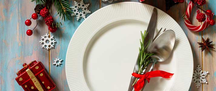 Christmas dinner table arrangement