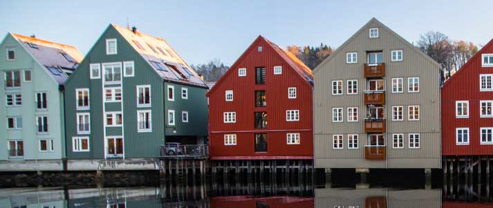 maisons près de l’eau en norvège