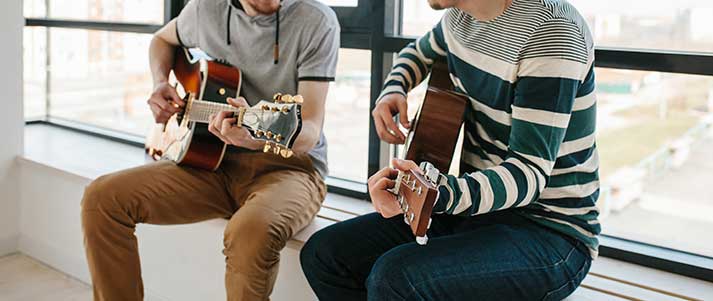 Erkekler gitar öğreniyor