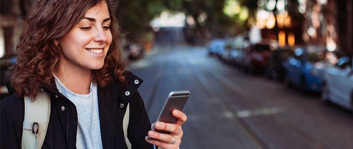 Mujer con teléfono móvil