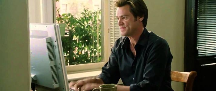 Bruce Almighty escribiendo en una computadora